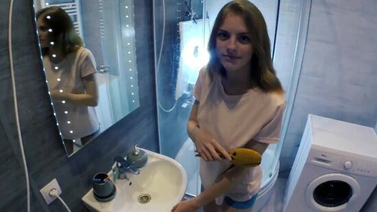 Сводная сестра дала потрогать свою гладкую пилотку брату в ванной комнате, пока родители были дома
